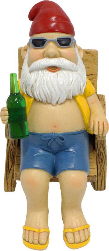 Vrolijke kabouter in ligstoel - tuindecoratie met zonnebril