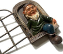 Charmante tuinkabouter met witte baard voor in de tuin - ophangbaar standbeeld van duurzame designerhars - 14,5x15x8cm