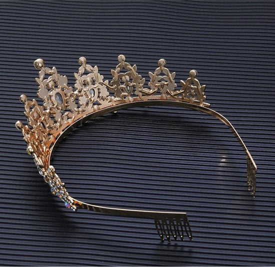 Luxe Gouden Kroon met Witte Diamanten voor Feesten