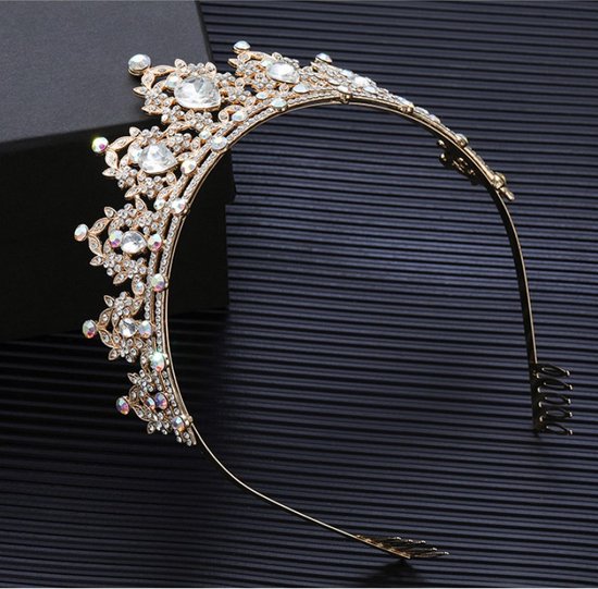 Luxe Gouden Kroon met Witte Diamanten voor Feesten