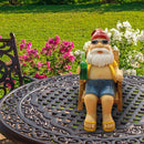 Vrolijke kabouter in ligstoel - tuindecoratie met zonnebril