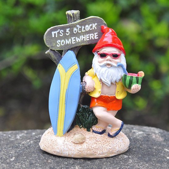 Grappige Relaxte Kabouter met Surfplank - Kleurrijke en Weerbestendige Tuinornament - Vrolijke Tuindecoratie
