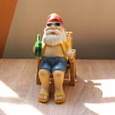 Vrolijke kabouter in ligstoel - tuindecoratie met zonnebril