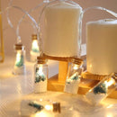 Kerst Wensfles Lichtslinger op Batterij - 2 Meter LED Sfeerverlichting met 10 Glazen Flesjes, Mini Kerstbomen en Sneeuweffect - Warm Wit Licht