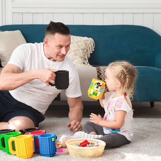 Build on Brick Mug - licht blauw - 350 ml - bouw je eigen mok met bouwsteentjes - BPA vrije drinkbeker cadeau voor kinderen of volwassenen - koffie thee limonade of andere dranken - pennenbeker - creatief accessoire voor op bureau -HnD