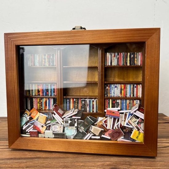 Angst Boekenplank – Houten Miniatuur Display (10×12×7 cm)