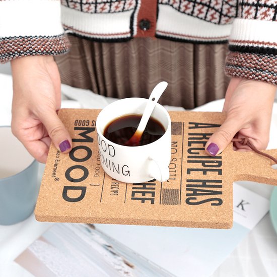 Kurken Pannenlap/Snijplank – ‘A Recipe Has No Soul’ | Decoratief & Multifunctioneel - 25,5 x 14 x 0,9 cm