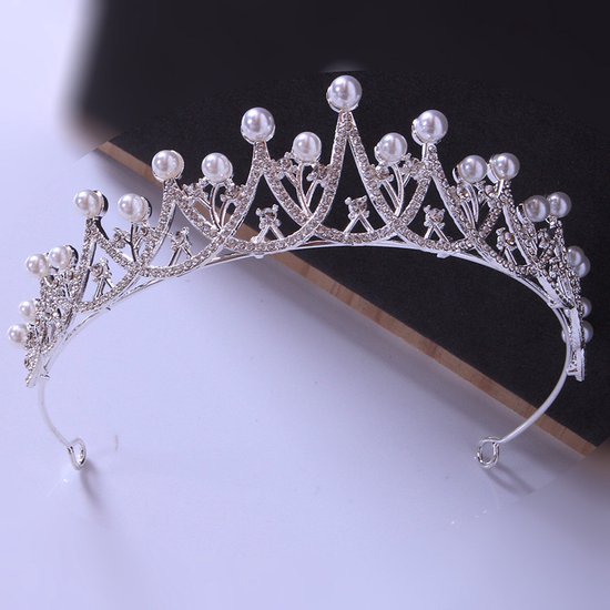 Luxe Zilveren Tiara met Witte Parels en Kristallen