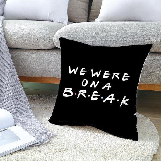 Sierkussensloop - Thema: Friends - Tekst: "We where on a break" - 45 x 45 cm - Zwart