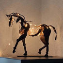 Elegante Tafellamp met Paardendesign en LED-Verlichting -Stijlvolle Decoratie voor elke Ruimte - Duurzaam IJzer -werkt op USB- 14x20x19CM -donkerbruin