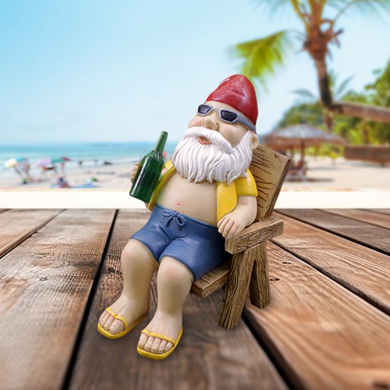 Vrolijke kabouter in ligstoel - tuindecoratie met zonnebril