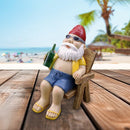 Vrolijke kabouter in ligstoel - tuindecoratie met zonnebril