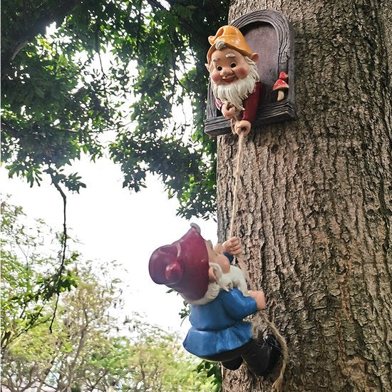 Klimmende Kabouters- Een Magisch Tuinornament en Creatief Geschenk voor Binnen en Buiten