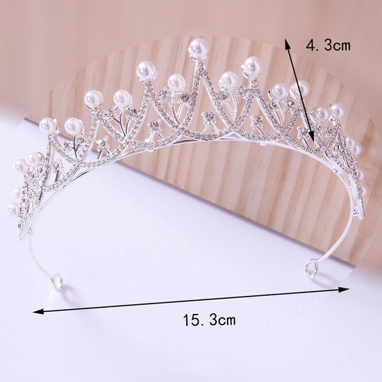 Luxe Zilveren Tiara met Witte Parels en Kristallen