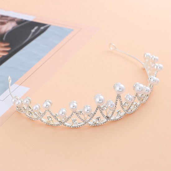 Luxe Zilveren Tiara met Witte Parels en Kristallen