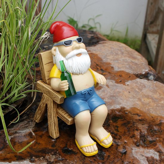 Vrolijke Kabouter in Ligstoel - Grappige Tuindecoratie met Zonnebril en Drankje- 7x9x12,5CM
