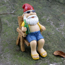 Vrolijke kabouter in ligstoel - tuindecoratie met zonnebril