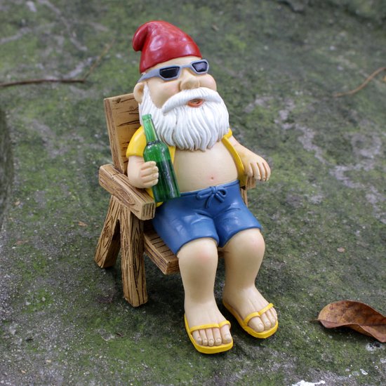 Vrolijke kabouter in ligstoel - tuindecoratie met zonnebril