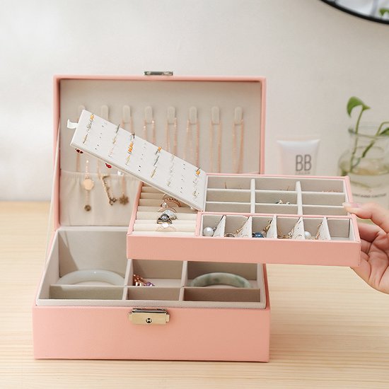 Roze sieradendoos met klassiek ontwerp, vakken en slot