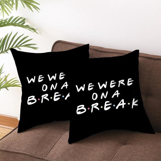 Sierkussensloop - Thema: Friends - Tekst: "We where on a break" - 45 x 45 cm - Zwart