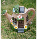 Tuinbeeld Gieter Huisje – Solar, Kunststof, 21,5x17x13cm – Sprookjesachtig Decoratief Tuinornament – Bruin & Groen