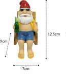 Vrolijke kabouter in ligstoel - tuindecoratie met zonnebril