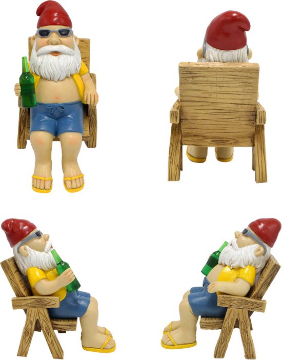 Vrolijke kabouter in ligstoel - tuindecoratie met zonnebril